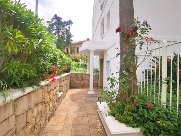 NICE NORD : 2 PIECES DANS PETITE COPROPRIETE TYPE VILLA