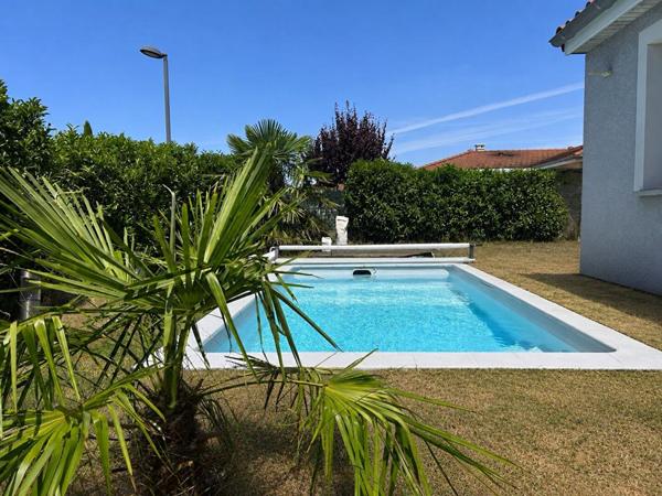 Renaison , maison plain-pied avec piscine