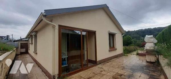 Maison de plain pied comprenant :
Une entrée, un cellier, un séjour, une cuisine aménagée mais...