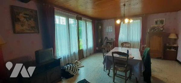 Maison de plain pied comprenant :
Une entrée, un cellier, un séjour, une cuisine aménagée mais...