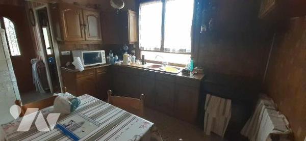 Maison de plain pied comprenant :
Une entrée, un cellier, un séjour, une cuisine aménagée mais...