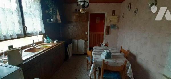 Maison de plain pied comprenant :
Une entrée, un cellier, un séjour, une cuisine aménagée mais...