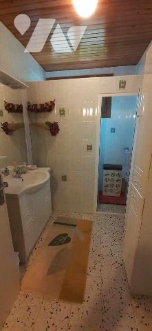 Maison de plain pied comprenant :
Une entrée, un cellier, un séjour, une cuisine aménagée mais...