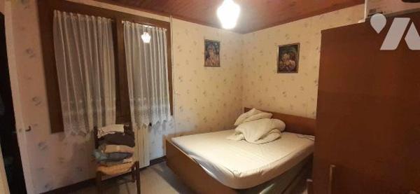 Maison de plain pied comprenant :
Une entrée, un cellier, un séjour, une cuisine aménagée mais...