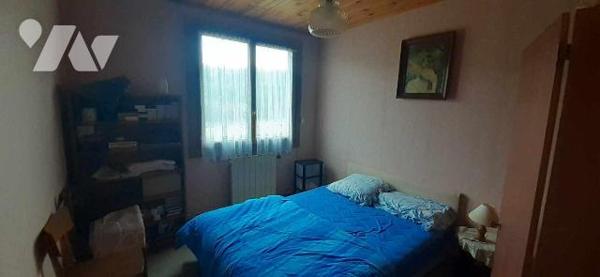 Maison de plain pied comprenant :
Une entrée, un cellier, un séjour, une cuisine aménagée mais...