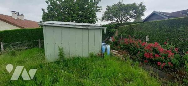 Maison de plain pied comprenant :
Une entrée, un cellier, un séjour, une cuisine aménagée mais...