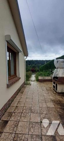 Maison de plain pied comprenant :
Une entrée, un cellier, un séjour, une cuisine aménagée mais...