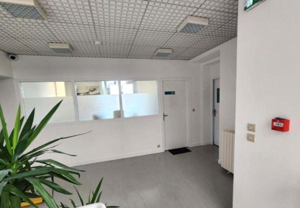 Ideal siège social avec espaces de coworking.