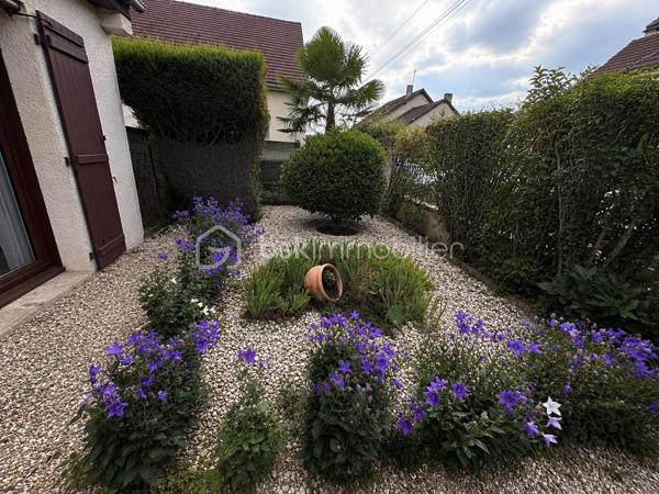 Maison individuelle 104 m² – 4 chambres – Vivable de plain-pied – Crépy-en-Valois

BSK Immobilier vous propose de découvrir cette agréable maison individuelle, non mitoyenne, idéalement située dans un quartier calme et recherché de Crépy-en-Valois, à proximité des commerces, des écoles, des transports et de toutes les commodités.

Construite en 1989 et parfaitement entretenue, cette maison d’environ 104 m² habitables offre une distribution fonctionnelle, idéale pour une famille ou pour ceux qui recherchent le confort d’une vie de plain-pied.

Au rez-de-chaussée, vous découvrirez une entrée ouvrant sur une belle pièce de vie lumineuse avec séjour/salle à manger et cuisine aménagée ouverte. Une suite parentale avec salle d’eau privative (douche à l’italienne et WC) complète ce niveau.

À l’étage, un palier avec rangements dessert trois chambres, un espace pouvant être aménagé en bureau ou dressing ainsi qu’une salle d’eau avec WC.

À l’extérieur, vous profiterez d’un terrain clos et arboré d’environ 396 m², d’une terrasse intimiste sans vis-à-vis et d’un jardin agréable nécessitant peu d’entretien.

Un garage avec porte motorisée vient compléter les prestations.

Prestations

* Maison individuelle non mitoyenne
* Vie de plain-pied
* 104 m² habitables
* 4 chambres
* Bureau ou dressing
* 2 salles d’eau
* 2 WC
* Garage motorisé
* Terrasse sans vis-à-vis
* Terrain clos d’environ 396 m²
* Menuiseries PVC double vitrage récentes
* Aspiration centralisée

Localisation

* Gare de Crépy-en-Valois à 15 minutes à pied
* Accès rapide à la RN2
* 35 minutes de l’aéroport Paris-Charles-de-Gaulle
* Centre-ville, écoles, commerces et bus gratuits à proximité
* Parc accessible à pied pour vos promenades

Une maison chaleureuse, parfaitement entretenue et prête à accueillir ses nouveaux propriétaires.

Pour plus d’informations ou organiser une visite, contactez dès maintenant Emilie Rolgen, votre conseillère BSK Immobilier.