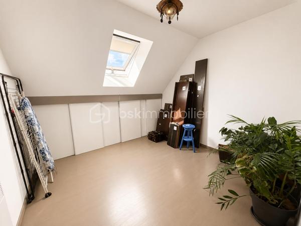 Maison individuelle 104 m² – 4 chambres – Vivable de plain-pied – Crépy-en-Valois

BSK Immobilier vous propose de découvrir cette agréable maison individuelle, non mitoyenne, idéalement située dans un quartier calme et recherché de Crépy-en-Valois, à proximité des commerces, des écoles, des transports et de toutes les commodités.

Construite en 1989 et parfaitement entretenue, cette maison d’environ 104 m² habitables offre une distribution fonctionnelle, idéale pour une famille ou pour ceux qui recherchent le confort d’une vie de plain-pied.

Au rez-de-chaussée, vous découvrirez une entrée ouvrant sur une belle pièce de vie lumineuse avec séjour/salle à manger et cuisine aménagée ouverte. Une suite parentale avec salle d’eau privative (douche à l’italienne et WC) complète ce niveau.

À l’étage, un palier avec rangements dessert trois chambres, un espace pouvant être aménagé en bureau ou dressing ainsi qu’une salle d’eau avec WC.

À l’extérieur, vous profiterez d’un terrain clos et arboré d’environ 396 m², d’une terrasse intimiste sans vis-à-vis et d’un jardin agréable nécessitant peu d’entretien.

Un garage avec porte motorisée vient compléter les prestations.

Prestations

* Maison individuelle non mitoyenne
* Vie de plain-pied
* 104 m² habitables
* 4 chambres
* Bureau ou dressing
* 2 salles d’eau
* 2 WC
* Garage motorisé
* Terrasse sans vis-à-vis
* Terrain clos d’environ 396 m²
* Menuiseries PVC double vitrage récentes
* Aspiration centralisée

Localisation

* Gare de Crépy-en-Valois à 15 minutes à pied
* Accès rapide à la RN2
* 35 minutes de l’aéroport Paris-Charles-de-Gaulle
* Centre-ville, écoles, commerces et bus gratuits à proximité
* Parc accessible à pied pour vos promenades

Une maison chaleureuse, parfaitement entretenue et prête à accueillir ses nouveaux propriétaires.

Pour plus d’informations ou organiser une visite, contactez dès maintenant Emilie Rolgen, votre conseillère BSK Immobilier.