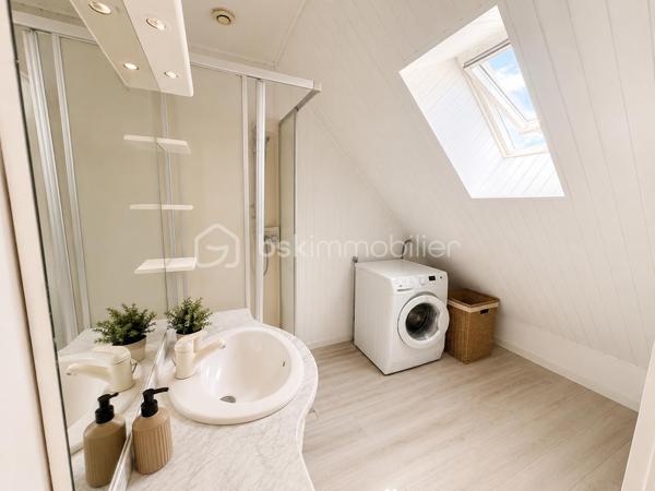 Maison individuelle 104 m² – 4 chambres – Vivable de plain-pied – Crépy-en-Valois

BSK Immobilier vous propose de découvrir cette agréable maison individuelle, non mitoyenne, idéalement située dans un quartier calme et recherché de Crépy-en-Valois, à proximité des commerces, des écoles, des transports et de toutes les commodités.

Construite en 1989 et parfaitement entretenue, cette maison d’environ 104 m² habitables offre une distribution fonctionnelle, idéale pour une famille ou pour ceux qui recherchent le confort d’une vie de plain-pied.

Au rez-de-chaussée, vous découvrirez une entrée ouvrant sur une belle pièce de vie lumineuse avec séjour/salle à manger et cuisine aménagée ouverte. Une suite parentale avec salle d’eau privative (douche à l’italienne et WC) complète ce niveau.

À l’étage, un palier avec rangements dessert trois chambres, un espace pouvant être aménagé en bureau ou dressing ainsi qu’une salle d’eau avec WC.

À l’extérieur, vous profiterez d’un terrain clos et arboré d’environ 396 m², d’une terrasse intimiste sans vis-à-vis et d’un jardin agréable nécessitant peu d’entretien.

Un garage avec porte motorisée vient compléter les prestations.

Prestations

* Maison individuelle non mitoyenne
* Vie de plain-pied
* 104 m² habitables
* 4 chambres
* Bureau ou dressing
* 2 salles d’eau
* 2 WC
* Garage motorisé
* Terrasse sans vis-à-vis
* Terrain clos d’environ 396 m²
* Menuiseries PVC double vitrage récentes
* Aspiration centralisée

Localisation

* Gare de Crépy-en-Valois à 15 minutes à pied
* Accès rapide à la RN2
* 35 minutes de l’aéroport Paris-Charles-de-Gaulle
* Centre-ville, écoles, commerces et bus gratuits à proximité
* Parc accessible à pied pour vos promenades

Une maison chaleureuse, parfaitement entretenue et prête à accueillir ses nouveaux propriétaires.

Pour plus d’informations ou organiser une visite, contactez dès maintenant Emilie Rolgen, votre conseillère BSK Immobilier.