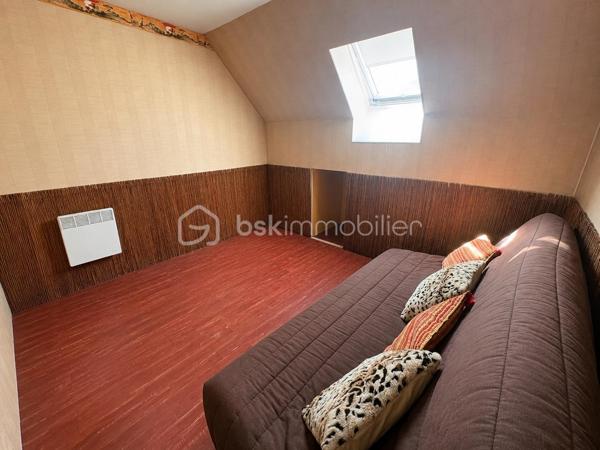 Maison individuelle 104 m² – 4 chambres – Vivable de plain-pied – Crépy-en-Valois

BSK Immobilier vous propose de découvrir cette agréable maison individuelle, non mitoyenne, idéalement située dans un quartier calme et recherché de Crépy-en-Valois, à proximité des commerces, des écoles, des transports et de toutes les commodités.

Construite en 1989 et parfaitement entretenue, cette maison d’environ 104 m² habitables offre une distribution fonctionnelle, idéale pour une famille ou pour ceux qui recherchent le confort d’une vie de plain-pied.

Au rez-de-chaussée, vous découvrirez une entrée ouvrant sur une belle pièce de vie lumineuse avec séjour/salle à manger et cuisine aménagée ouverte. Une suite parentale avec salle d’eau privative (douche à l’italienne et WC) complète ce niveau.

À l’étage, un palier avec rangements dessert trois chambres, un espace pouvant être aménagé en bureau ou dressing ainsi qu’une salle d’eau avec WC.

À l’extérieur, vous profiterez d’un terrain clos et arboré d’environ 396 m², d’une terrasse intimiste sans vis-à-vis et d’un jardin agréable nécessitant peu d’entretien.

Un garage avec porte motorisée vient compléter les prestations.

Prestations

* Maison individuelle non mitoyenne
* Vie de plain-pied
* 104 m² habitables
* 4 chambres
* Bureau ou dressing
* 2 salles d’eau
* 2 WC
* Garage motorisé
* Terrasse sans vis-à-vis
* Terrain clos d’environ 396 m²
* Menuiseries PVC double vitrage récentes
* Aspiration centralisée

Localisation

* Gare de Crépy-en-Valois à 15 minutes à pied
* Accès rapide à la RN2
* 35 minutes de l’aéroport Paris-Charles-de-Gaulle
* Centre-ville, écoles, commerces et bus gratuits à proximité
* Parc accessible à pied pour vos promenades

Une maison chaleureuse, parfaitement entretenue et prête à accueillir ses nouveaux propriétaires.

Pour plus d’informations ou organiser une visite, contactez dès maintenant Emilie Rolgen, votre conseillère BSK Immobilier.