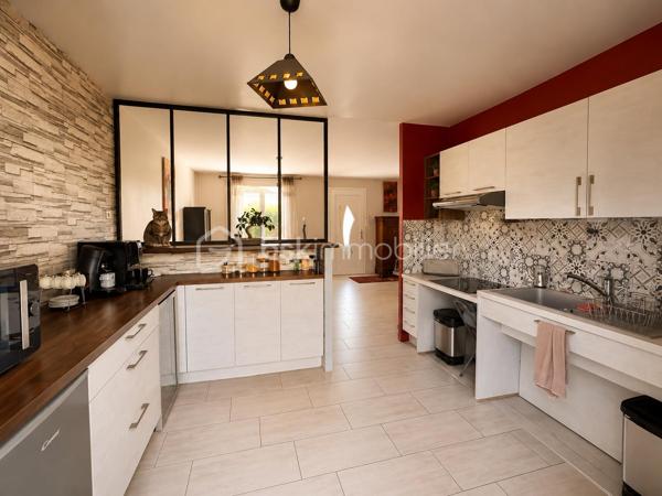Maison individuelle 104 m² – 4 chambres – Vivable de plain-pied – Crépy-en-Valois

BSK Immobilier vous propose de découvrir cette agréable maison individuelle, non mitoyenne, idéalement située dans un quartier calme et recherché de Crépy-en-Valois, à proximité des commerces, des écoles, des transports et de toutes les commodités.

Construite en 1989 et parfaitement entretenue, cette maison d’environ 104 m² habitables offre une distribution fonctionnelle, idéale pour une famille ou pour ceux qui recherchent le confort d’une vie de plain-pied.

Au rez-de-chaussée, vous découvrirez une entrée ouvrant sur une belle pièce de vie lumineuse avec séjour/salle à manger et cuisine aménagée ouverte. Une suite parentale avec salle d’eau privative (douche à l’italienne et WC) complète ce niveau.

À l’étage, un palier avec rangements dessert trois chambres, un espace pouvant être aménagé en bureau ou dressing ainsi qu’une salle d’eau avec WC.

À l’extérieur, vous profiterez d’un terrain clos et arboré d’environ 396 m², d’une terrasse intimiste sans vis-à-vis et d’un jardin agréable nécessitant peu d’entretien.

Un garage avec porte motorisée vient compléter les prestations.

Prestations

* Maison individuelle non mitoyenne
* Vie de plain-pied
* 104 m² habitables
* 4 chambres
* Bureau ou dressing
* 2 salles d’eau
* 2 WC
* Garage motorisé
* Terrasse sans vis-à-vis
* Terrain clos d’environ 396 m²
* Menuiseries PVC double vitrage récentes
* Aspiration centralisée

Localisation

* Gare de Crépy-en-Valois à 15 minutes à pied
* Accès rapide à la RN2
* 35 minutes de l’aéroport Paris-Charles-de-Gaulle
* Centre-ville, écoles, commerces et bus gratuits à proximité
* Parc accessible à pied pour vos promenades

Une maison chaleureuse, parfaitement entretenue et prête à accueillir ses nouveaux propriétaires.

Pour plus d’informations ou organiser une visite, contactez dès maintenant Emilie Rolgen, votre conseillère BSK Immobilier.