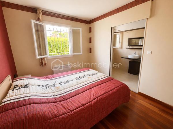 Maison individuelle 104 m² – 4 chambres – Vivable de plain-pied – Crépy-en-Valois

BSK Immobilier vous propose de découvrir cette agréable maison individuelle, non mitoyenne, idéalement située dans un quartier calme et recherché de Crépy-en-Valois, à proximité des commerces, des écoles, des transports et de toutes les commodités.

Construite en 1989 et parfaitement entretenue, cette maison d’environ 104 m² habitables offre une distribution fonctionnelle, idéale pour une famille ou pour ceux qui recherchent le confort d’une vie de plain-pied.

Au rez-de-chaussée, vous découvrirez une entrée ouvrant sur une belle pièce de vie lumineuse avec séjour/salle à manger et cuisine aménagée ouverte. Une suite parentale avec salle d’eau privative (douche à l’italienne et WC) complète ce niveau.

À l’étage, un palier avec rangements dessert trois chambres, un espace pouvant être aménagé en bureau ou dressing ainsi qu’une salle d’eau avec WC.

À l’extérieur, vous profiterez d’un terrain clos et arboré d’environ 396 m², d’une terrasse intimiste sans vis-à-vis et d’un jardin agréable nécessitant peu d’entretien.

Un garage avec porte motorisée vient compléter les prestations.

Prestations

* Maison individuelle non mitoyenne
* Vie de plain-pied
* 104 m² habitables
* 4 chambres
* Bureau ou dressing
* 2 salles d’eau
* 2 WC
* Garage motorisé
* Terrasse sans vis-à-vis
* Terrain clos d’environ 396 m²
* Menuiseries PVC double vitrage récentes
* Aspiration centralisée

Localisation

* Gare de Crépy-en-Valois à 15 minutes à pied
* Accès rapide à la RN2
* 35 minutes de l’aéroport Paris-Charles-de-Gaulle
* Centre-ville, écoles, commerces et bus gratuits à proximité
* Parc accessible à pied pour vos promenades

Une maison chaleureuse, parfaitement entretenue et prête à accueillir ses nouveaux propriétaires.

Pour plus d’informations ou organiser une visite, contactez dès maintenant Emilie Rolgen, votre conseillère BSK Immobilier.
