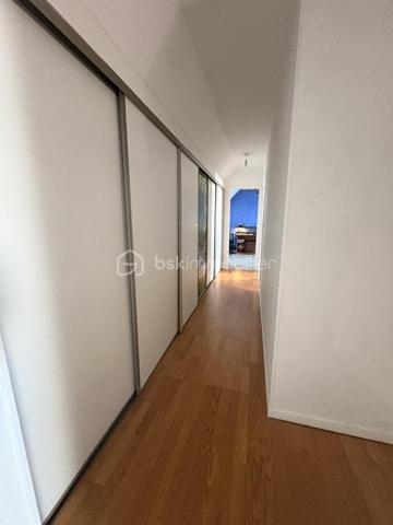 Maison individuelle 104 m² – 4 chambres – Vivable de plain-pied – Crépy-en-Valois

BSK Immobilier vous propose de découvrir cette agréable maison individuelle, non mitoyenne, idéalement située dans un quartier calme et recherché de Crépy-en-Valois, à proximité des commerces, des écoles, des transports et de toutes les commodités.

Construite en 1989 et parfaitement entretenue, cette maison d’environ 104 m² habitables offre une distribution fonctionnelle, idéale pour une famille ou pour ceux qui recherchent le confort d’une vie de plain-pied.

Au rez-de-chaussée, vous découvrirez une entrée ouvrant sur une belle pièce de vie lumineuse avec séjour/salle à manger et cuisine aménagée ouverte. Une suite parentale avec salle d’eau privative (douche à l’italienne et WC) complète ce niveau.

À l’étage, un palier avec rangements dessert trois chambres, un espace pouvant être aménagé en bureau ou dressing ainsi qu’une salle d’eau avec WC.

À l’extérieur, vous profiterez d’un terrain clos et arboré d’environ 396 m², d’une terrasse intimiste sans vis-à-vis et d’un jardin agréable nécessitant peu d’entretien.

Un garage avec porte motorisée vient compléter les prestations.

Prestations

* Maison individuelle non mitoyenne
* Vie de plain-pied
* 104 m² habitables
* 4 chambres
* Bureau ou dressing
* 2 salles d’eau
* 2 WC
* Garage motorisé
* Terrasse sans vis-à-vis
* Terrain clos d’environ 396 m²
* Menuiseries PVC double vitrage récentes
* Aspiration centralisée

Localisation

* Gare de Crépy-en-Valois à 15 minutes à pied
* Accès rapide à la RN2
* 35 minutes de l’aéroport Paris-Charles-de-Gaulle
* Centre-ville, écoles, commerces et bus gratuits à proximité
* Parc accessible à pied pour vos promenades

Une maison chaleureuse, parfaitement entretenue et prête à accueillir ses nouveaux propriétaires.

Pour plus d’informations ou organiser une visite, contactez dès maintenant Emilie Rolgen, votre conseillère BSK Immobilier.