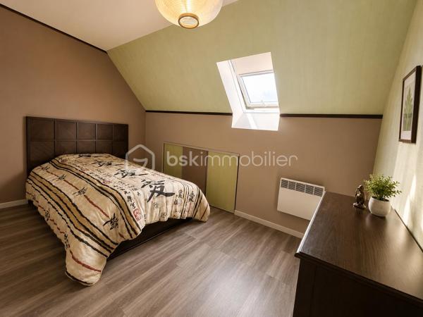 Maison individuelle 104 m² – 4 chambres – Vivable de plain-pied – Crépy-en-Valois

BSK Immobilier vous propose de découvrir cette agréable maison individuelle, non mitoyenne, idéalement située dans un quartier calme et recherché de Crépy-en-Valois, à proximité des commerces, des écoles, des transports et de toutes les commodités.

Construite en 1989 et parfaitement entretenue, cette maison d’environ 104 m² habitables offre une distribution fonctionnelle, idéale pour une famille ou pour ceux qui recherchent le confort d’une vie de plain-pied.

Au rez-de-chaussée, vous découvrirez une entrée ouvrant sur une belle pièce de vie lumineuse avec séjour/salle à manger et cuisine aménagée ouverte. Une suite parentale avec salle d’eau privative (douche à l’italienne et WC) complète ce niveau.

À l’étage, un palier avec rangements dessert trois chambres, un espace pouvant être aménagé en bureau ou dressing ainsi qu’une salle d’eau avec WC.

À l’extérieur, vous profiterez d’un terrain clos et arboré d’environ 396 m², d’une terrasse intimiste sans vis-à-vis et d’un jardin agréable nécessitant peu d’entretien.

Un garage avec porte motorisée vient compléter les prestations.

Prestations

* Maison individuelle non mitoyenne
* Vie de plain-pied
* 104 m² habitables
* 4 chambres
* Bureau ou dressing
* 2 salles d’eau
* 2 WC
* Garage motorisé
* Terrasse sans vis-à-vis
* Terrain clos d’environ 396 m²
* Menuiseries PVC double vitrage récentes
* Aspiration centralisée

Localisation

* Gare de Crépy-en-Valois à 15 minutes à pied
* Accès rapide à la RN2
* 35 minutes de l’aéroport Paris-Charles-de-Gaulle
* Centre-ville, écoles, commerces et bus gratuits à proximité
* Parc accessible à pied pour vos promenades

Une maison chaleureuse, parfaitement entretenue et prête à accueillir ses nouveaux propriétaires.

Pour plus d’informations ou organiser une visite, contactez dès maintenant Emilie Rolgen, votre conseillère BSK Immobilier.