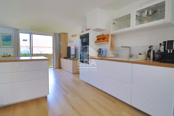 T2 DERNIER ÉTAGE TIMONE 48m² + 24m² LOGGIA + BALCON 11m² ? SUD ? RÉNOVÉ