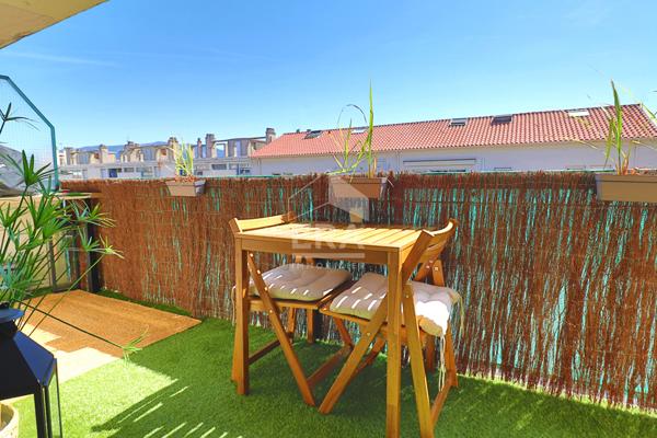 T2 DERNIER ÉTAGE TIMONE 48m² + 24m² LOGGIA + BALCON 11m² ? SUD ? RÉNOVÉ