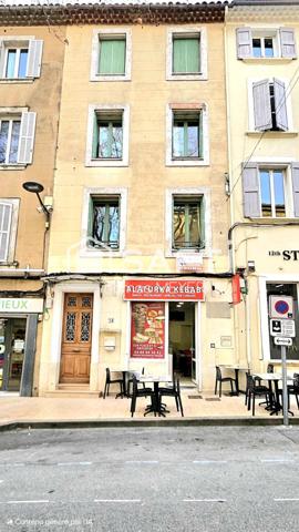 immeuble d'environ 140m² avec local commercial