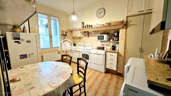 immeuble d'environ 140m² avec local commercial