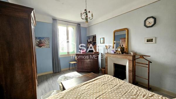 immeuble d'environ 140m² avec local commercial