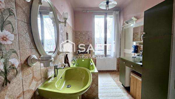 immeuble d'environ 140m² avec local commercial