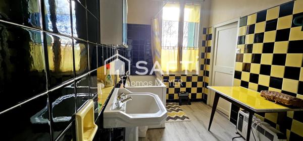 immeuble d'environ 140m² avec local commercial