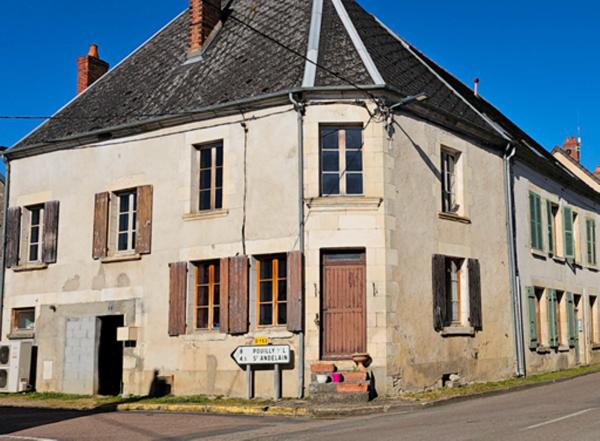 EN VENTE - ST LAURENT L ABBAYE - 2 H PARIS - Maison de bourg 2 chambres bureau