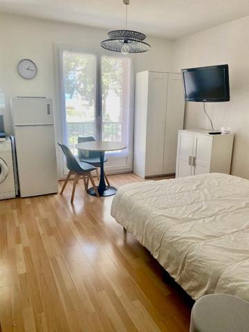 studio entièrement rénové avec balcon