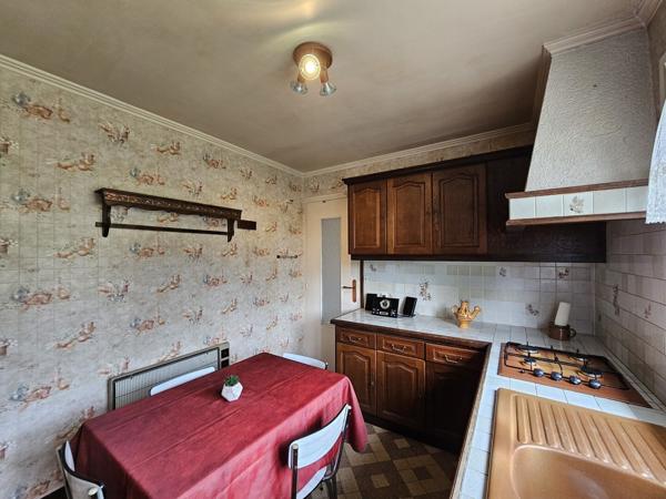 Maison 2 chambres sous sol total sur terrain de 3572m2