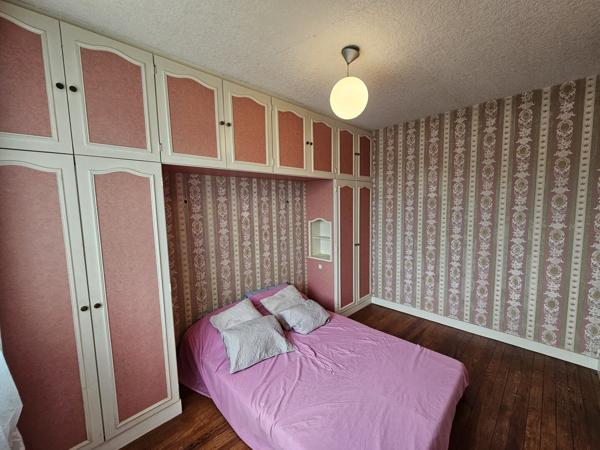 Maison 2 chambres sous sol total sur terrain de 3572m2