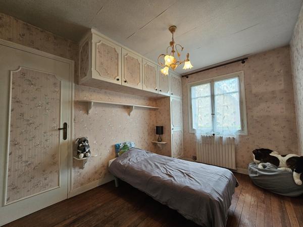 Maison 2 chambres sous sol total sur terrain de 3572m2