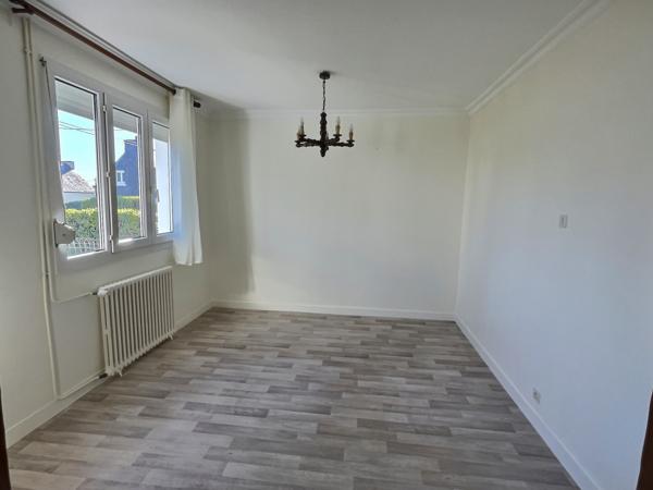 Concarneau (29900) Maison proche de la ville bon état général avec 4 chambres- Vue du jardin sur la campagne