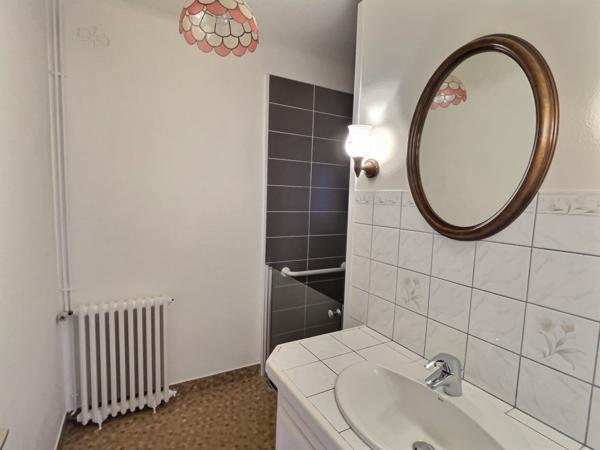 Concarneau (29900) Maison proche de la ville bon état général avec 4 chambres- Vue du jardin sur la campagne