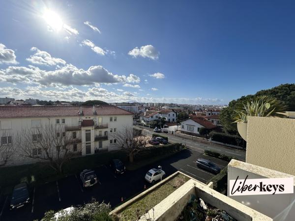 Appartement 24 m² avec grande terrasse vue montagne et place de parking 