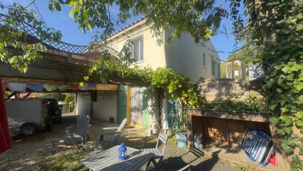 Villa T4 d'environ 90m² avec garage et gite T2 en rez-de-chaussée,  terrasse bois avec vue dégagée sur les Pyrénées.