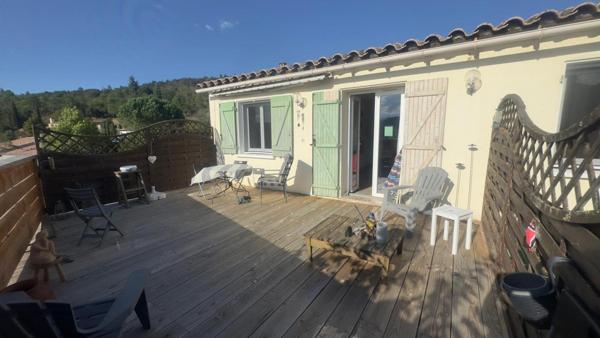 Villa T4 d'environ 90m² avec garage et gite T2 en rez-de-chaussée,  terrasse bois avec vue dégagée sur les Pyrénées.