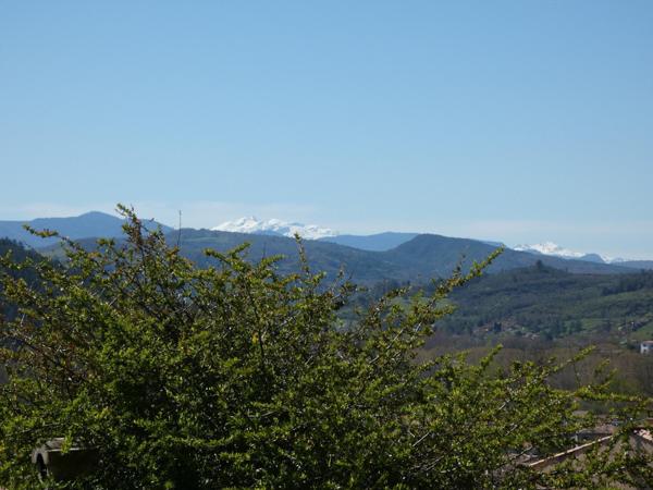 Villa T4 d'environ 90m² avec garage et gite T2 en rez-de-chaussée,  terrasse bois avec vue dégagée sur les Pyrénées.