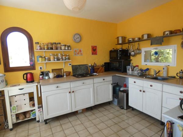 Villa T4 d'environ 90m² avec garage et gite T2 en rez-de-chaussée,  terrasse bois avec vue dégagée sur les Pyrénées.