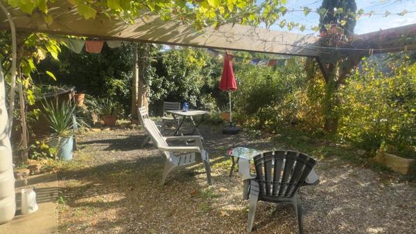 Villa T4 d'environ 90m² avec garage et gite T2 en rez-de-chaussée,  terrasse bois avec vue dégagée sur les Pyrénées.