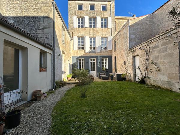 Maison - 10 pièces - 293 m²