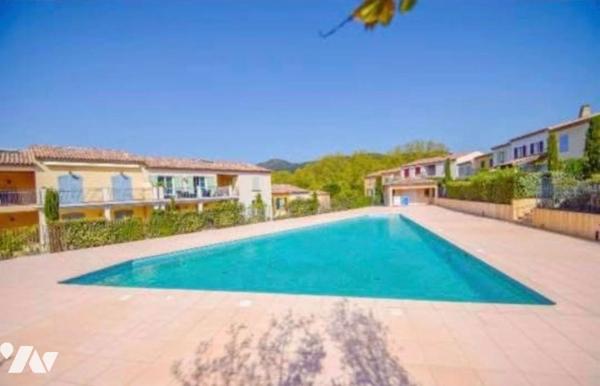 APPARTEMENT T3 AVEC TERRASSE , CAVE ET PLACE DE PARKING DANS RESIDENCE AVEC PISCINE A LA MOLE