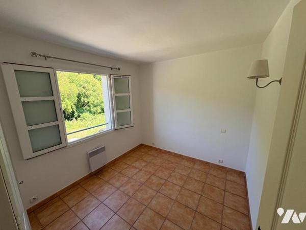 APPARTEMENT T3 AVEC TERRASSE , CAVE ET PLACE DE PARKING DANS RESIDENCE AVEC PISCINE A LA MOLE