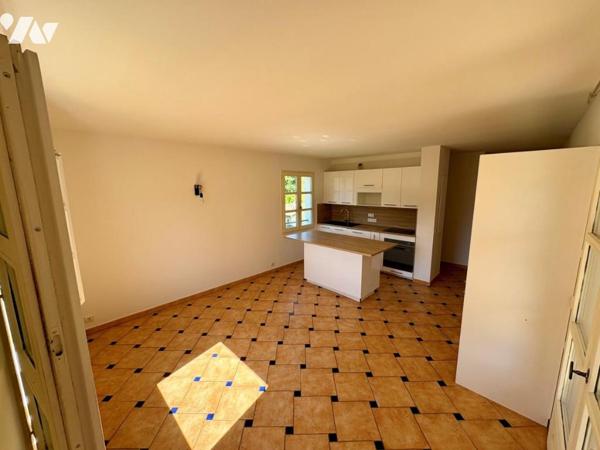 APPARTEMENT T3 AVEC TERRASSE , CAVE ET PLACE DE PARKING DANS RESIDENCE AVEC PISCINE A LA MOLE