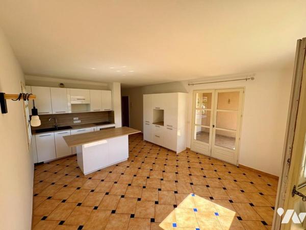 APPARTEMENT T3 AVEC TERRASSE , CAVE ET PLACE DE PARKING DANS RESIDENCE AVEC PISCINE A LA MOLE