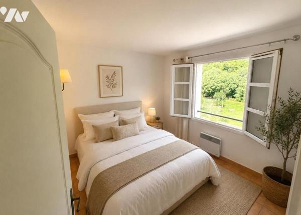 APPARTEMENT T3 AVEC TERRASSE , CAVE ET PLACE DE PARKING DANS RESIDENCE AVEC PISCINE A LA MOLE