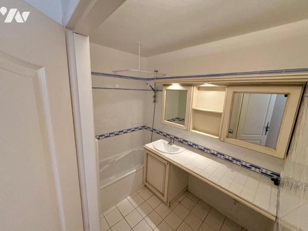 APPARTEMENT T3 AVEC TERRASSE , CAVE ET PLACE DE PARKING DANS RESIDENCE AVEC PISCINE A LA MOLE