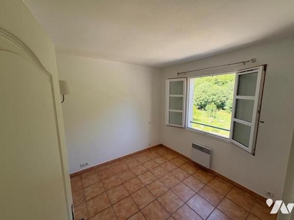 APPARTEMENT T3 AVEC TERRASSE , CAVE ET PLACE DE PARKING DANS RESIDENCE AVEC PISCINE A LA MOLE