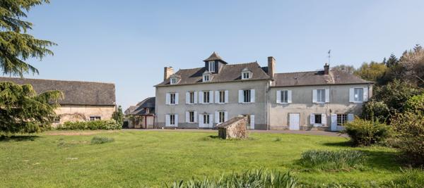 Manoir fin 17ème siècle et 5 maisons en location à vendre à LIFFRE, environ 800m² de superficie (400m² manoir et 406m² de logements locatifs), 11 hectares de parcelle.