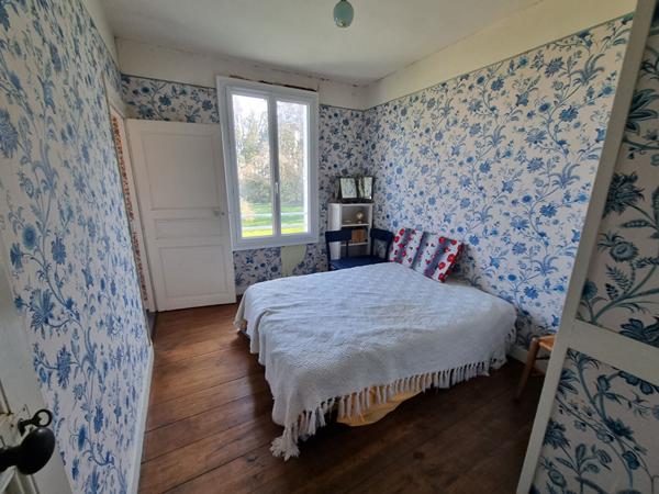 Manoir fin 17ème siècle et 5 maisons en location à vendre à LIFFRE, environ 800m² de superficie (400m² manoir et 406m² de logements locatifs), 11 hectares de parcelle.